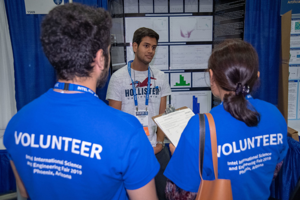 Volunteers inspect finalists project